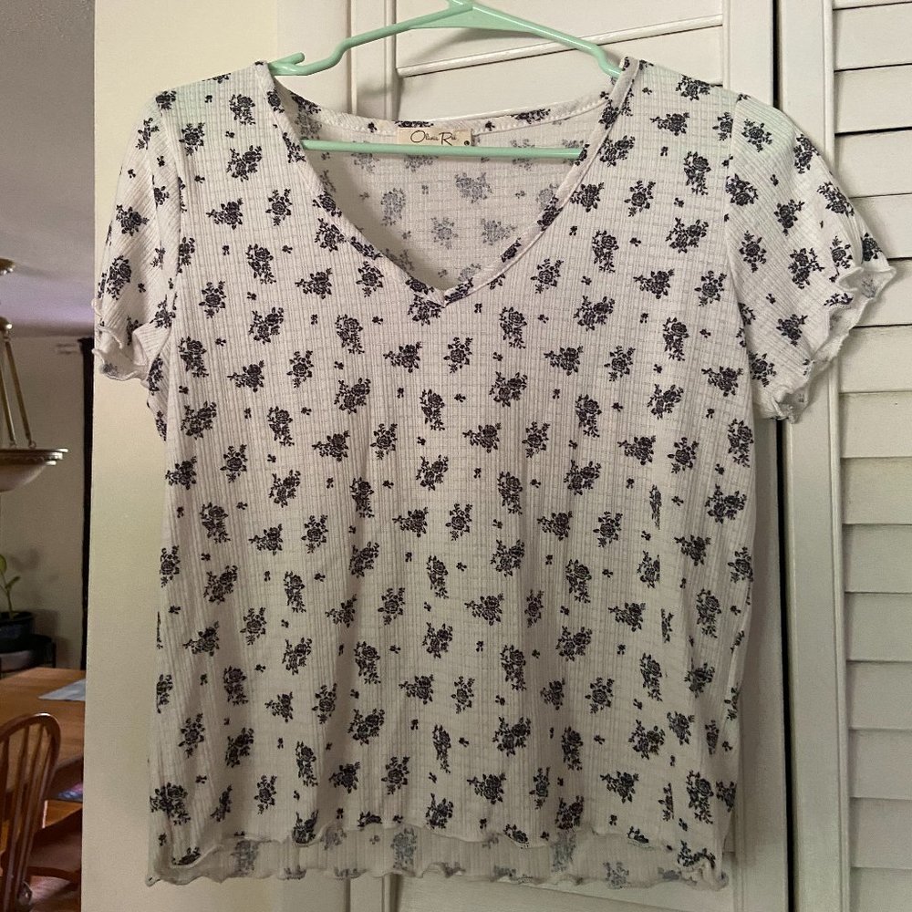 Floral print cropped short sleeve.